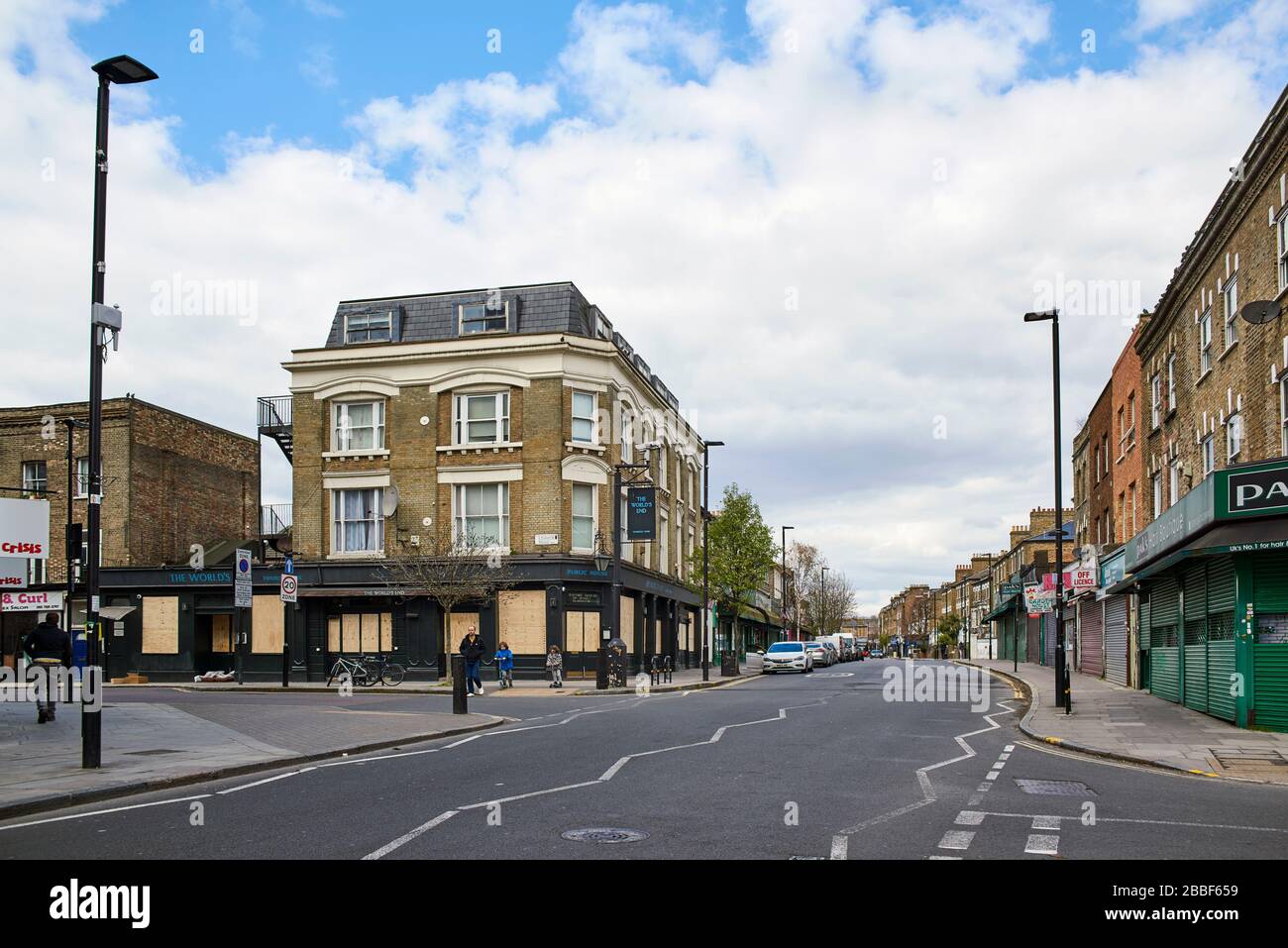 Stroud Green Road, Finsbury Park, North London, während der Coronavirus Krise, mit geschlossenen Geschäften und gekenterten Pub, Ende März 2020 Stockfoto
