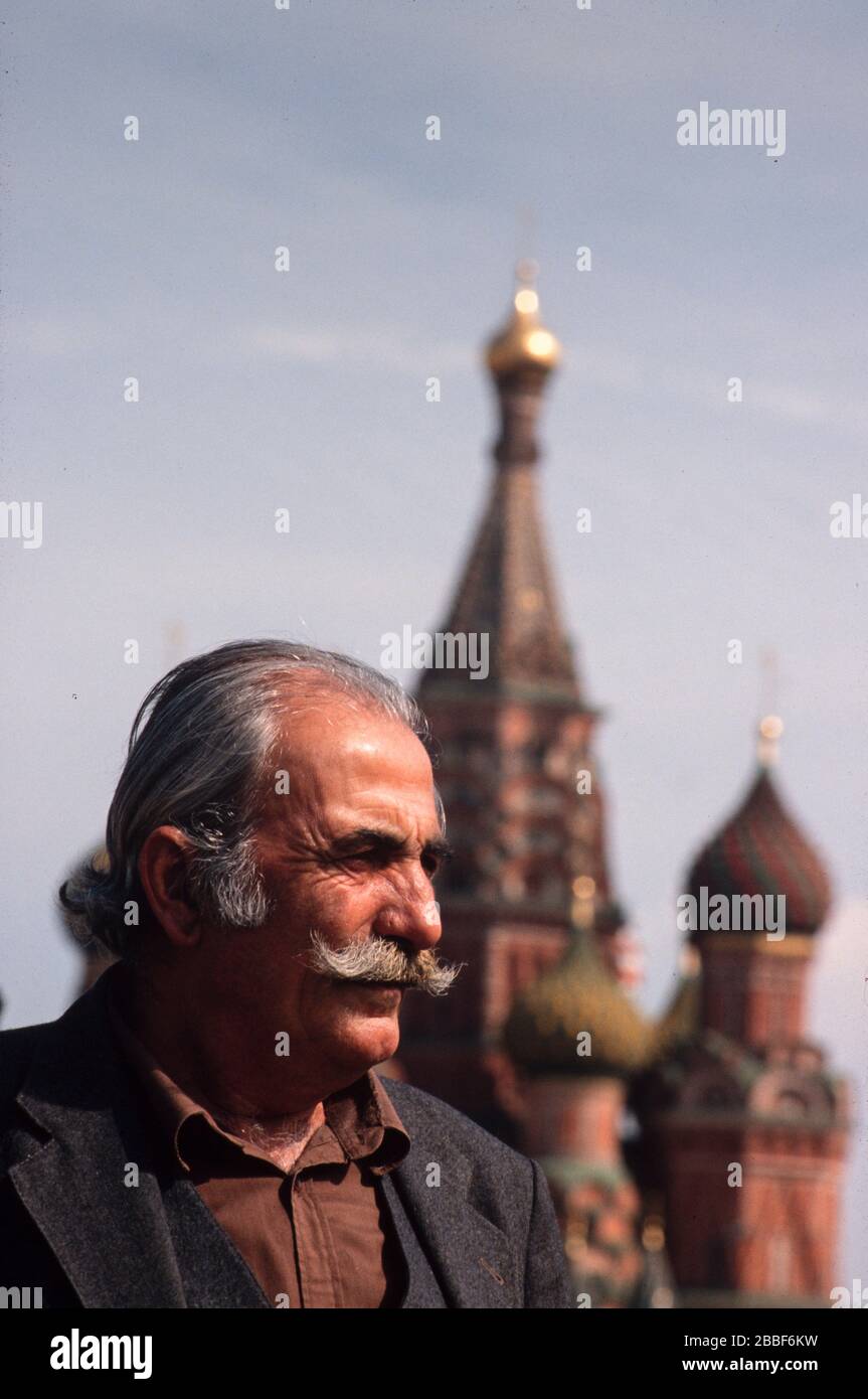 Ein Mann mittleren Alters mit silbernem Schnurrbart beobachtete Soldaten am Tag des Sieges auf dem Roten Platz, am 9. Mai 1990 Stockfoto