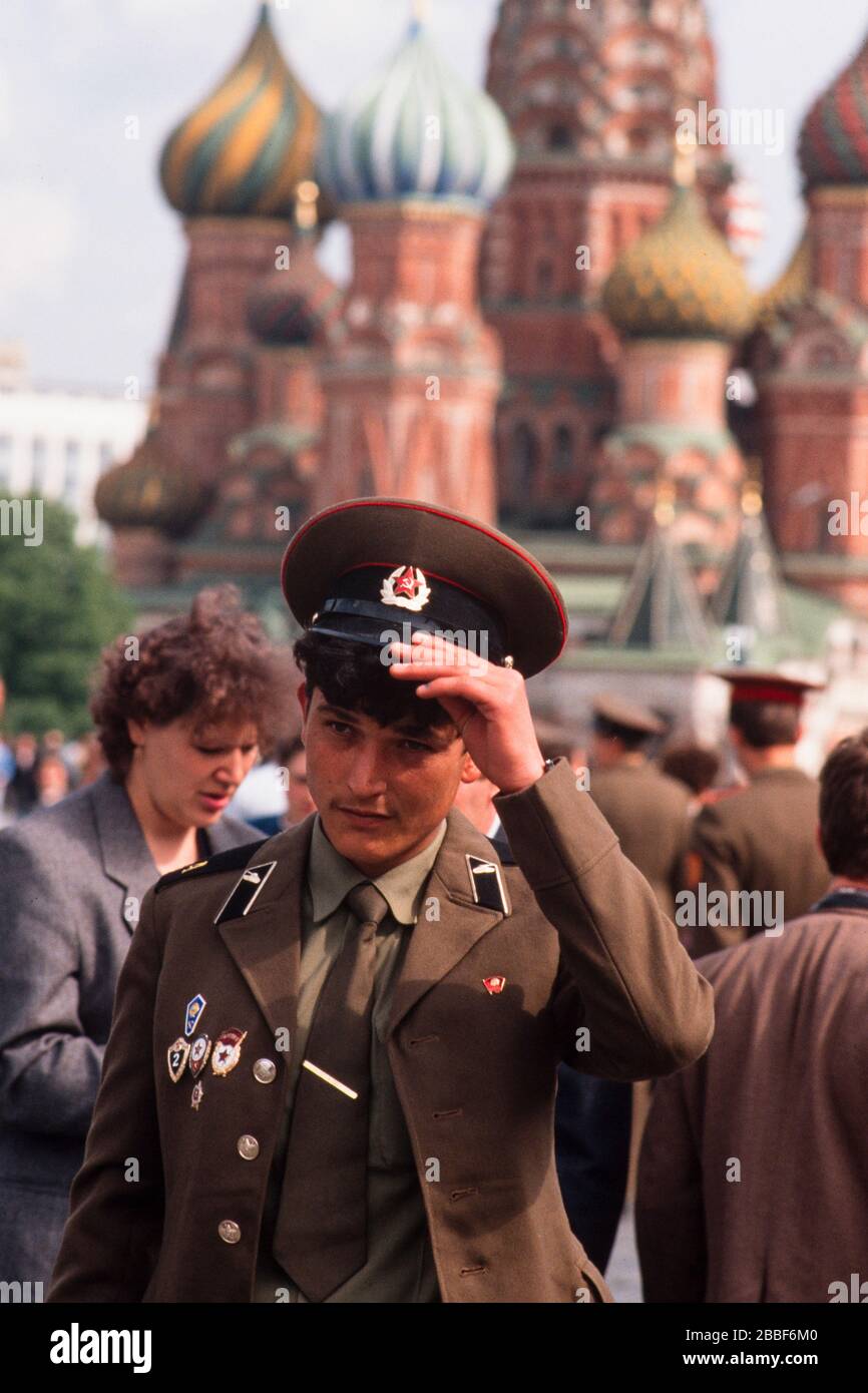 Ein junger russischer Soldat, der am 9. Mai 1990 am Tag des Sieges auf dem Roten Platz seine Medaillen trug Stockfoto