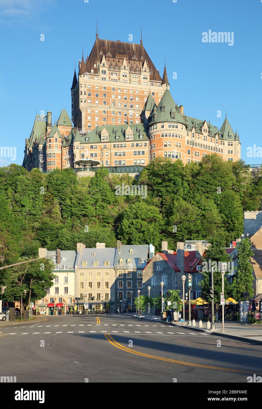 Chateau Frontenac in der oberen Stadt der Altstadt von Quebec; unten in der Unterstadt befinden sich Wohnungen und Einzelhandelsgeschäfte, die Gebäude im Kolonialstil aus der Mitte der 1700 Jahre besetzen. Quebec City, Provinz Quebec, Kanada Stockfoto
