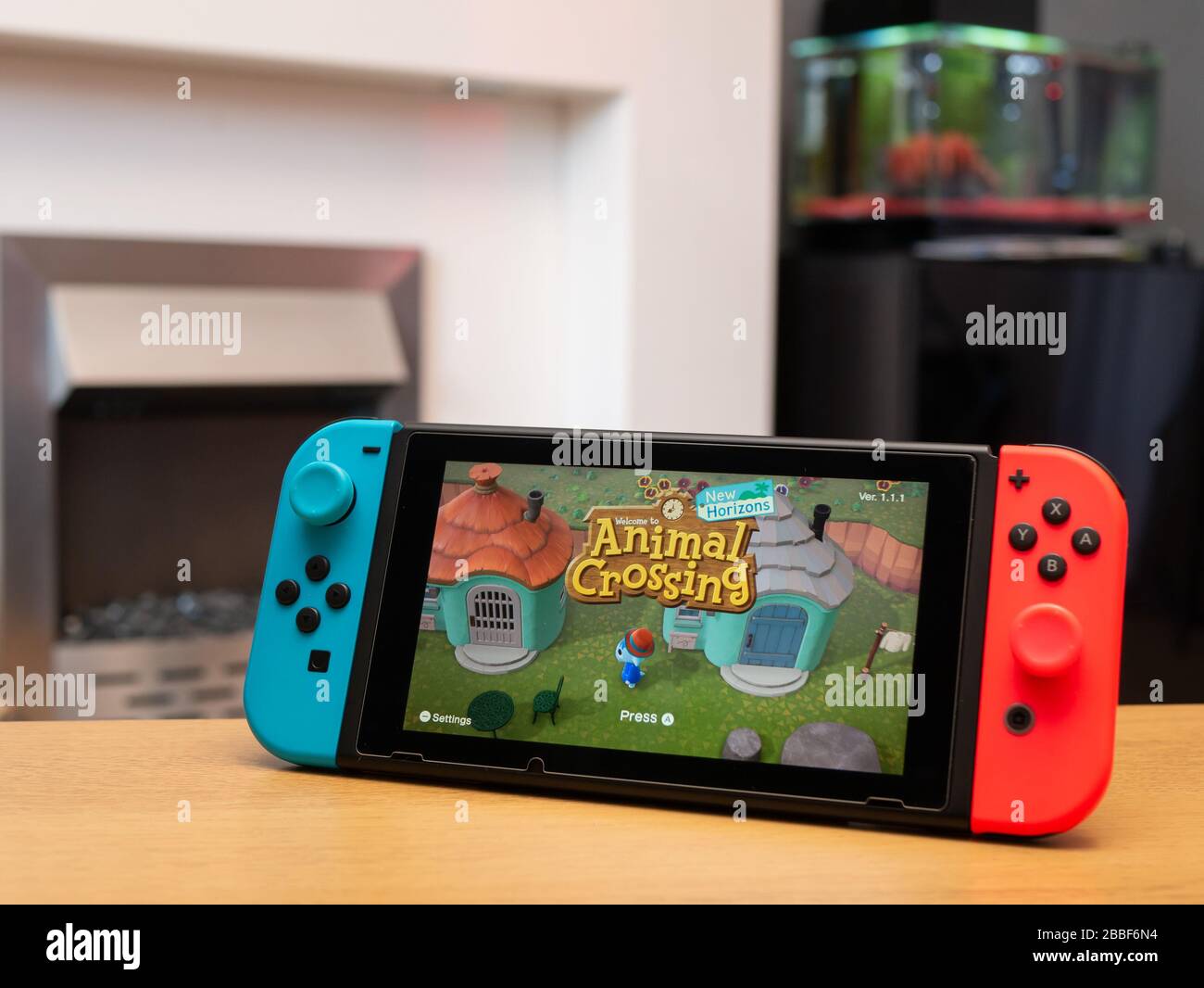 Großbritannien, März 2020: Nintendo Switch Spielekonsole Animal Crossing New Horizons Ladeseite Stockfoto
