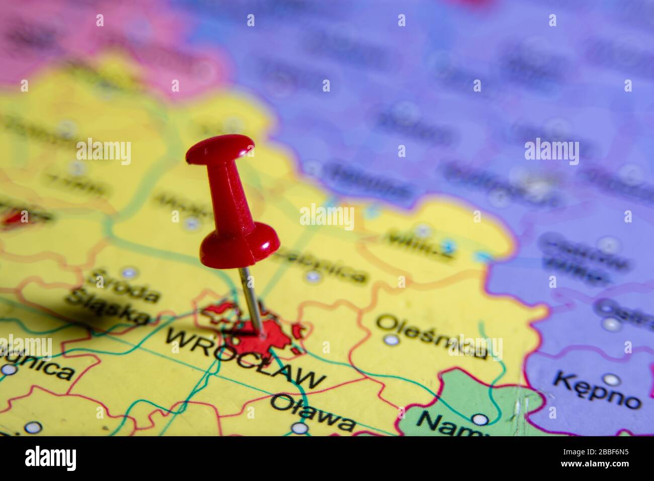 Die polnische Stadt Wroclaw hat sich auf der bunten Karte mit Stößelstift vermauert Stockfoto