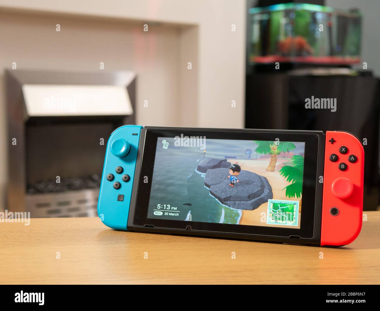 Großbritannien, März 2020: Nintendo Switch Spielekonsole Animal Crossing New Horizons Fishing Stockfoto