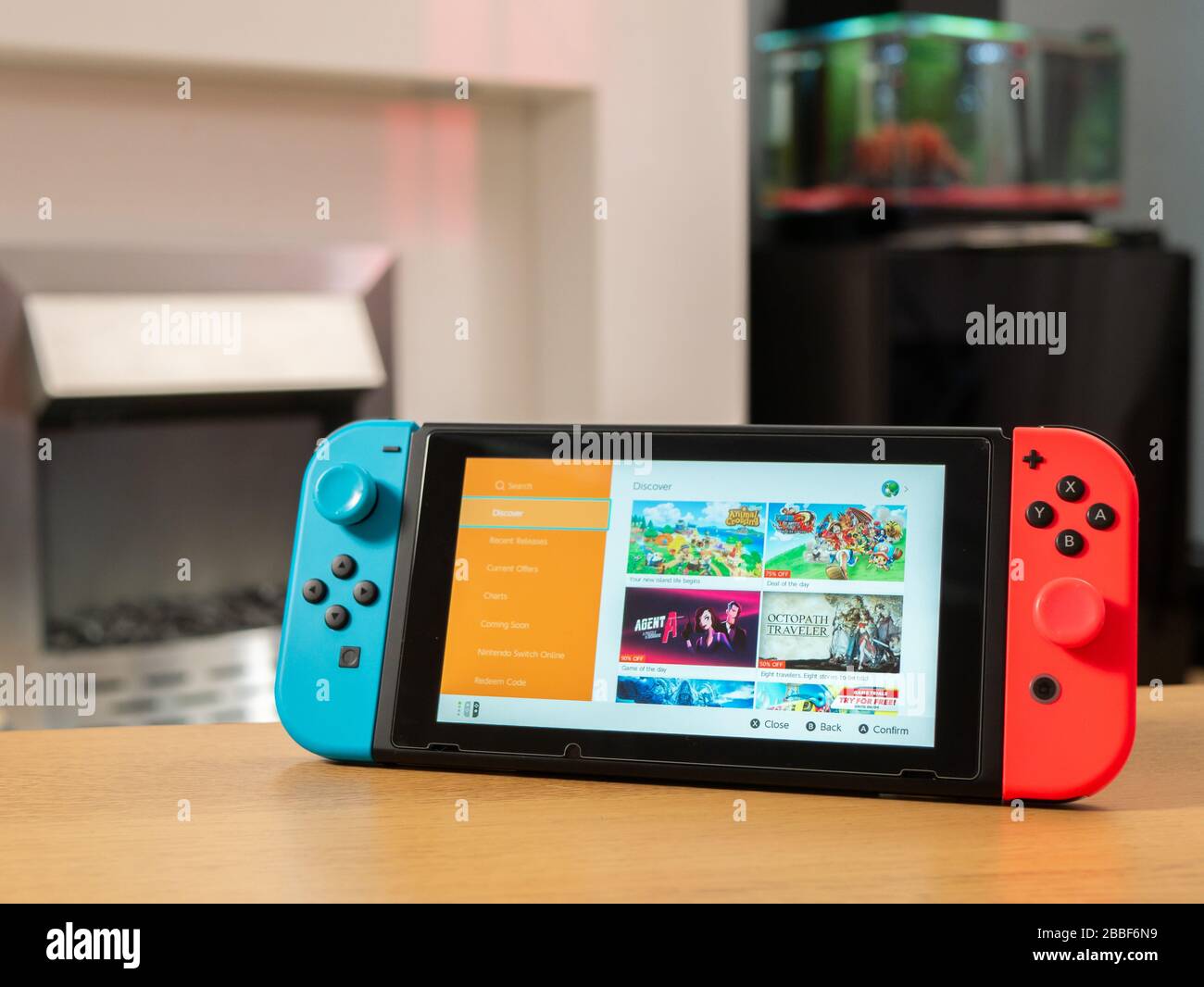 Großbritannien, März 2020: Nintendo Switch Spielekonsole eshop zum Online-Kauf von Spielen Stockfoto