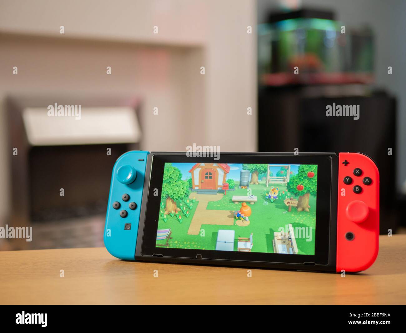 Großbritannien, März 2020: Nintendo Switch Animal Crossing home deserted Island characters Stockfoto