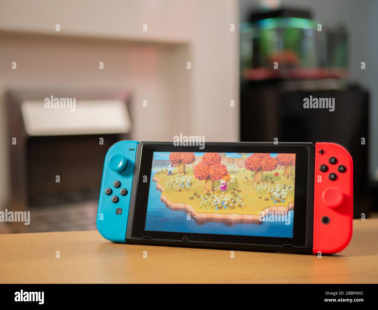 Großbritannien, März 2020: Nintendo Switch Spielekonsole Animal Crossing New Horizons Saison Herbst Stockfoto