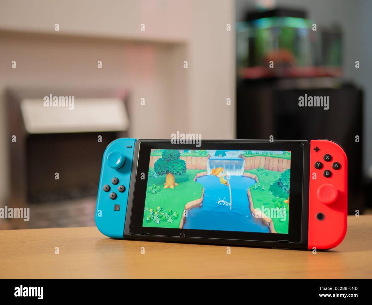 Großbritannien, März 2020: Nintendo Switch Spielekonsole Tier Crossing Charakter über den Fluss Stockfoto