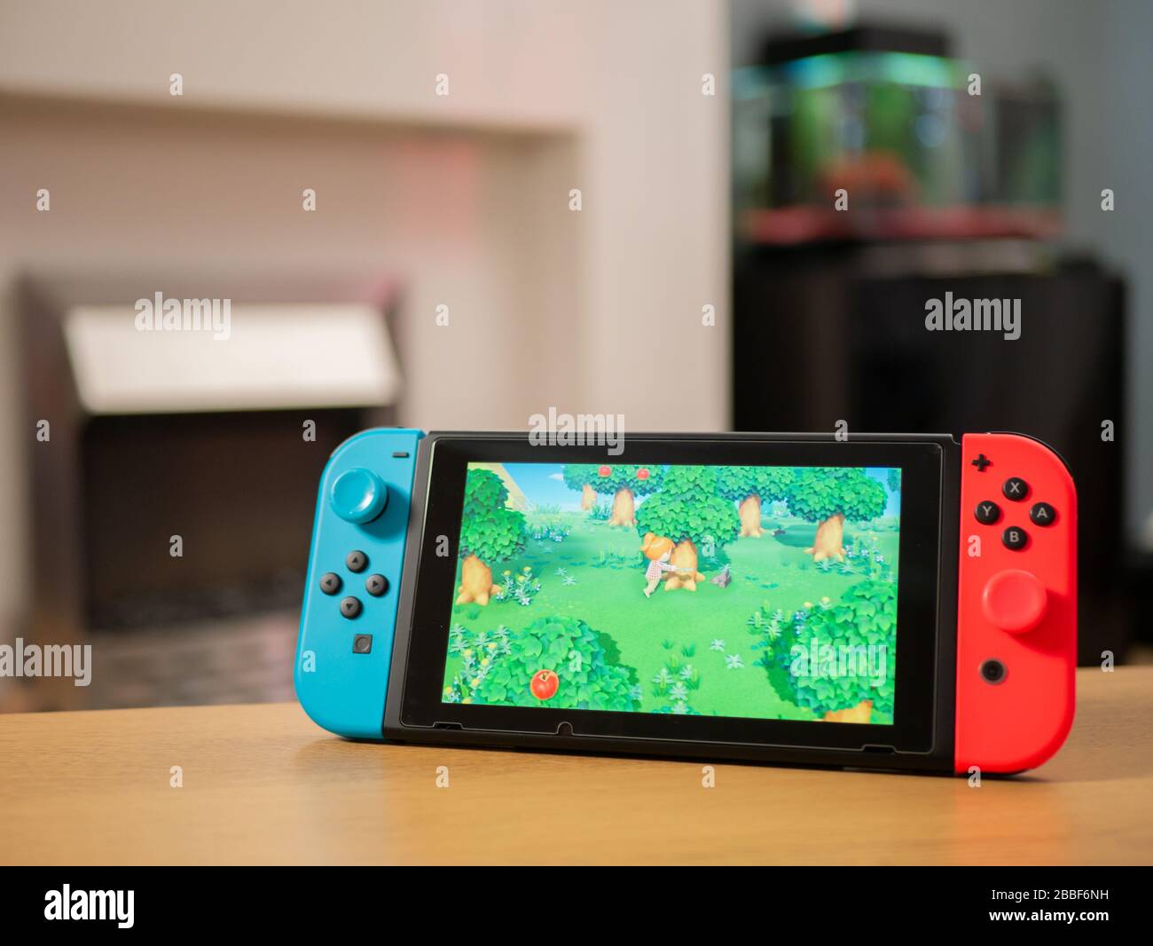Großbritannien, März 2020: Nintendo Switch Animal Crossing New Horizons Woodland Setting Stockfoto