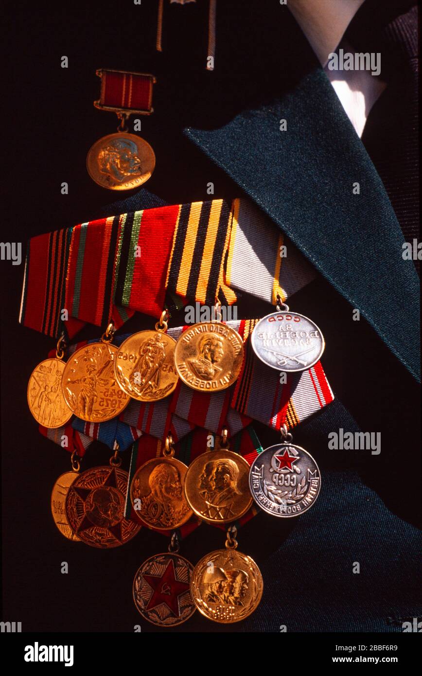 Militärs tragen ihre Uniform und medaillen am 9. Mai, dem Tag des Sieges in der Nähe des Roten Platzes, Moskau. Stockfoto