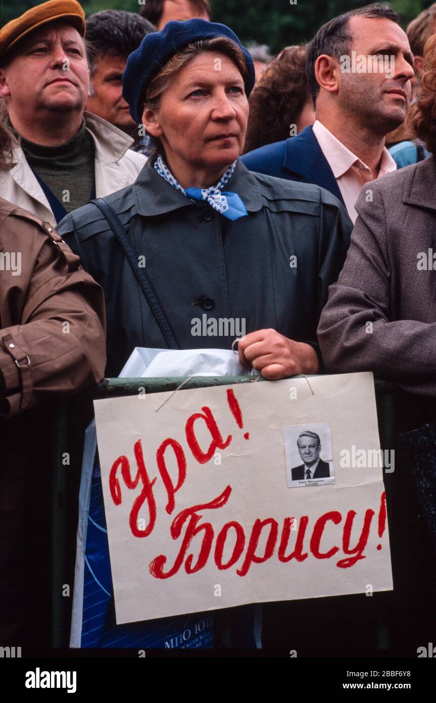 Eine Frau trug ein selbstgemachtes Banner mit dem Motto: 'Hurra! Boris!“ Bei einer pro-jeltzinisch Kundgebung am 9.. Mai, dem russischen Siegestag. Stockfoto