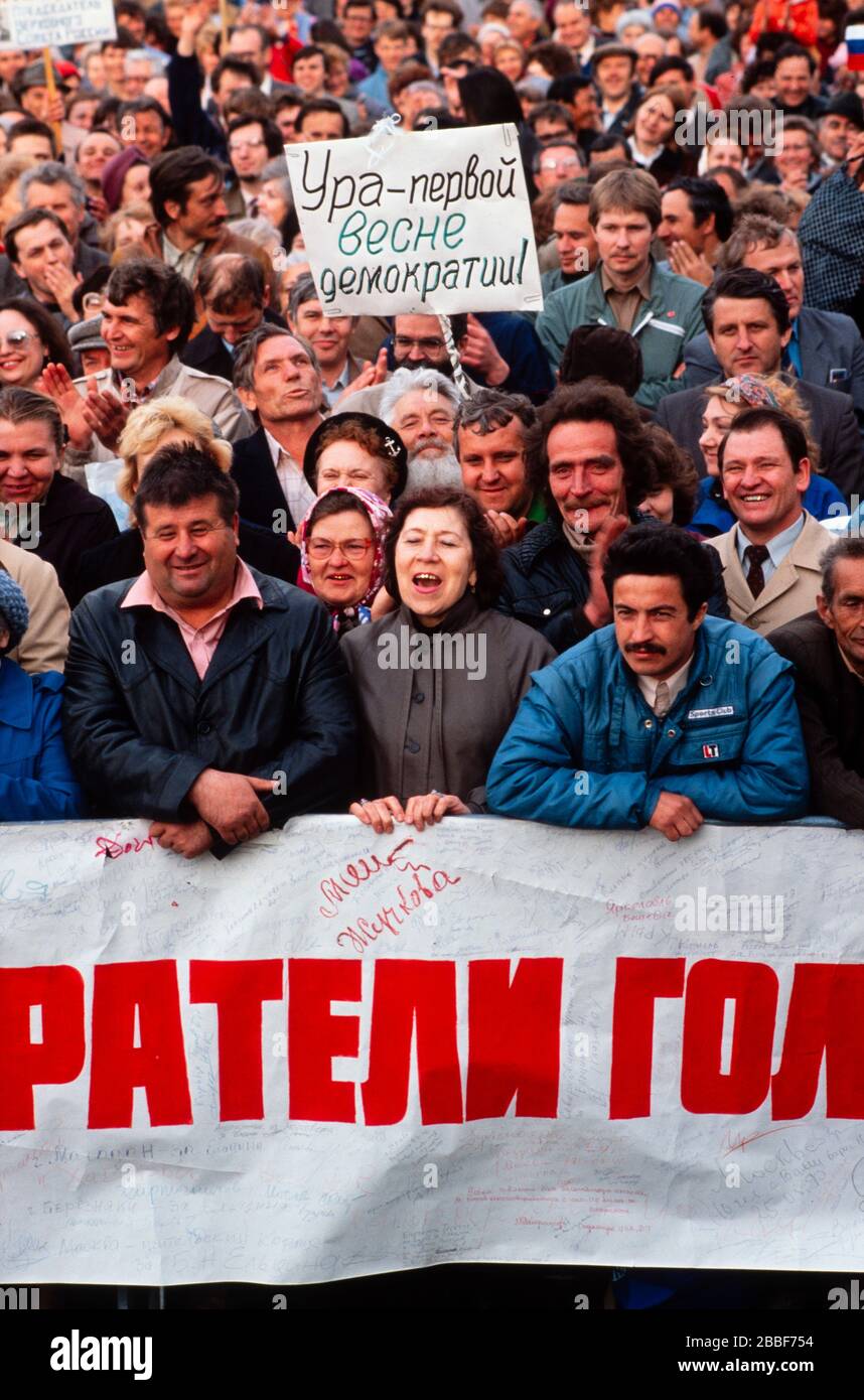 Ein Mann hält ein „Hurra für den ersten Frühling der Demokratie“-Banner bei einer Kundgebung zur Unterstützung von Boris Yelsin, Mai 1990 Stockfoto