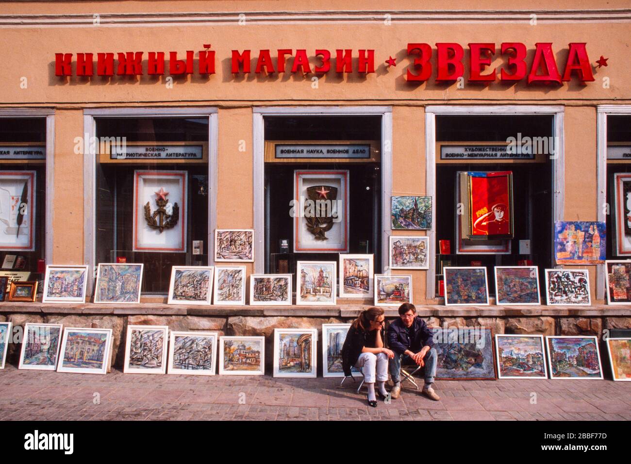Ein Künstler, der seine Bilder von Moskau vor einer Armeebuchhandlung verkauft, Moskau, Mai 1990 Stockfoto