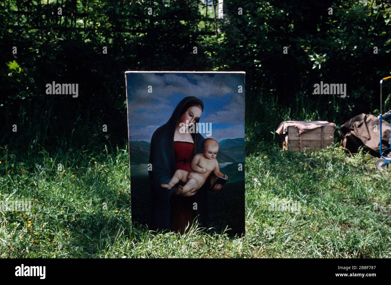 Ein Gemälde von einer madonna und einem Kind, das auf einem Flohmarkt in Moskau im Mai 1990 verkauft wird. Stockfoto