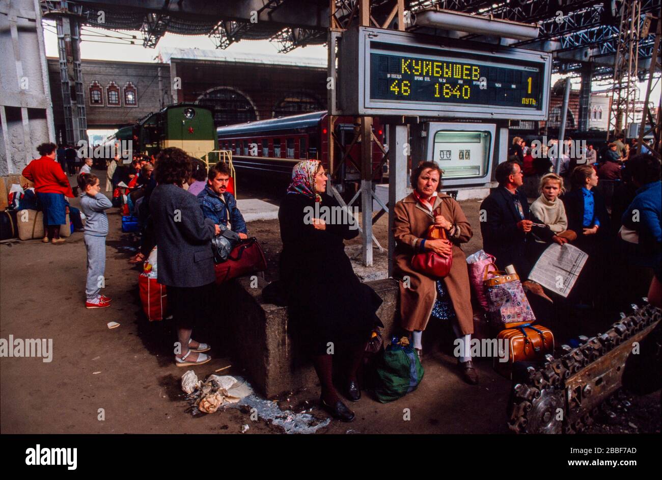 Passagiere an einem Moskauer Bahnhof, Mai 1990. Stockfoto