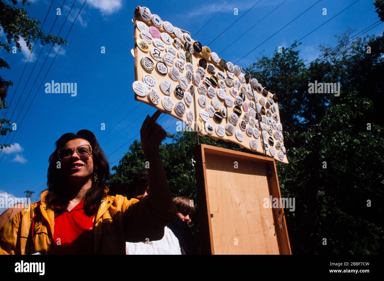 Abzeichen zum Verkauf auf einem Flohmarkt in Moskau, Mai 1990. Stockfoto