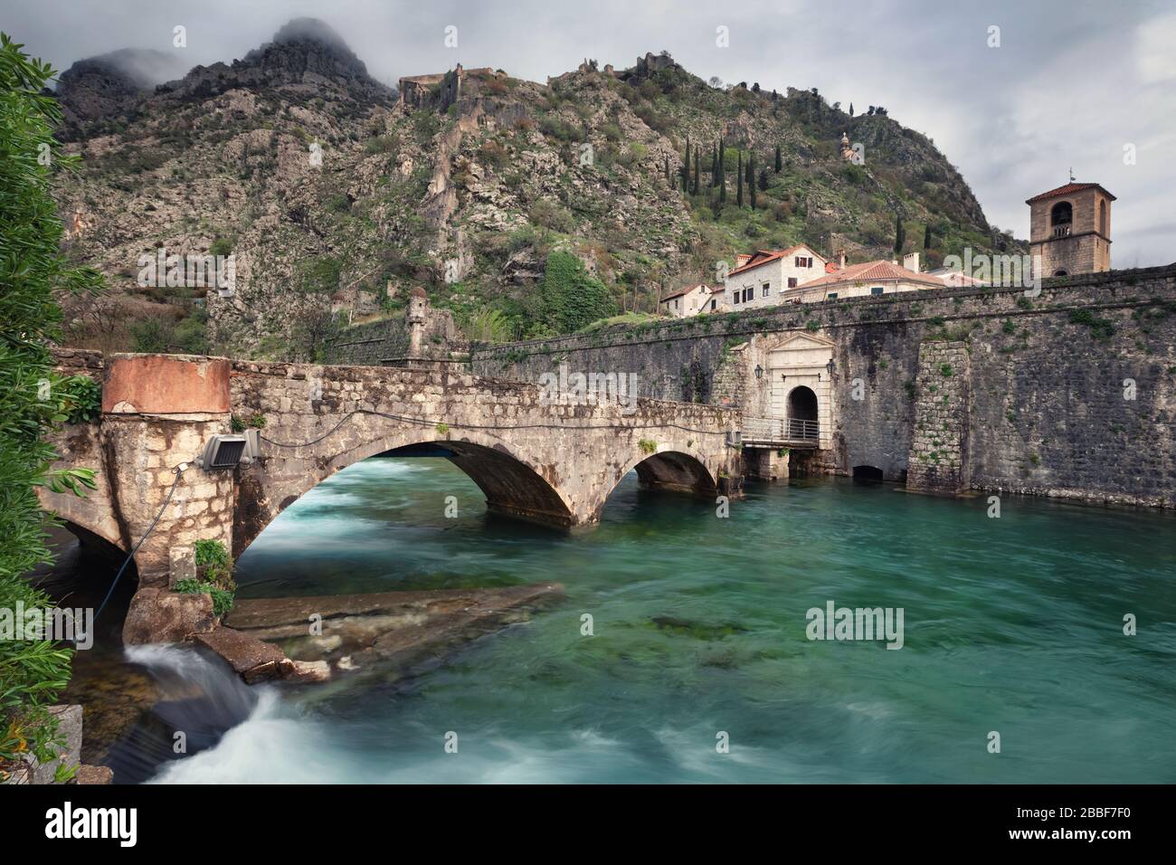 Kotor, Montenegro. Alte Steinbrücke über den Fluss Scurda und Tor zur Altstadt Stockfoto