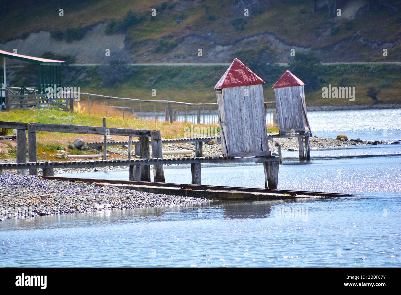 Kleine Angelkabinen am Ende der Anlegestelle direkt über dem Wasser in der Nähe von Uashuaia Argentina; Gewässer in der Nähe von Estancia Harberton Stockfoto