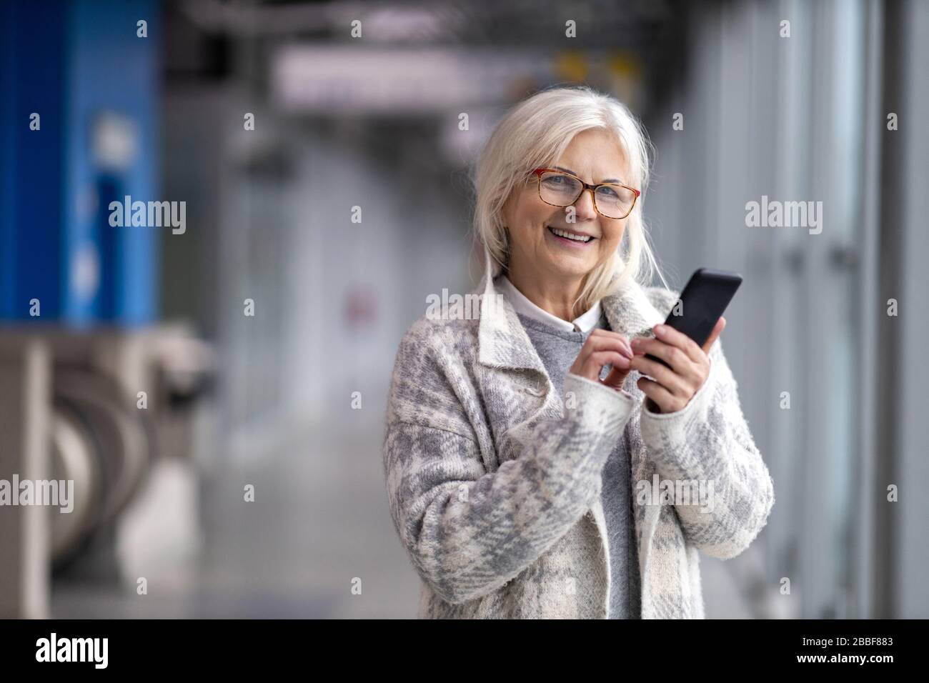 Portrait der älteren Frau lächelnd Stockfoto