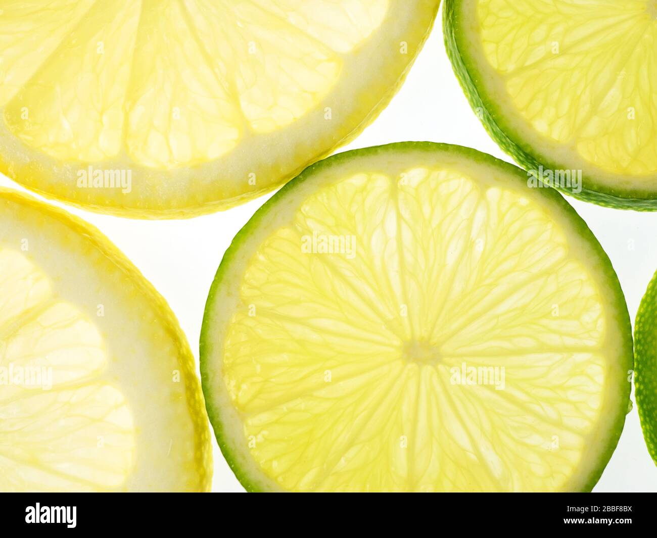 Zitronenscheiben und Limetten auf weißem Hintergrund Stockfoto