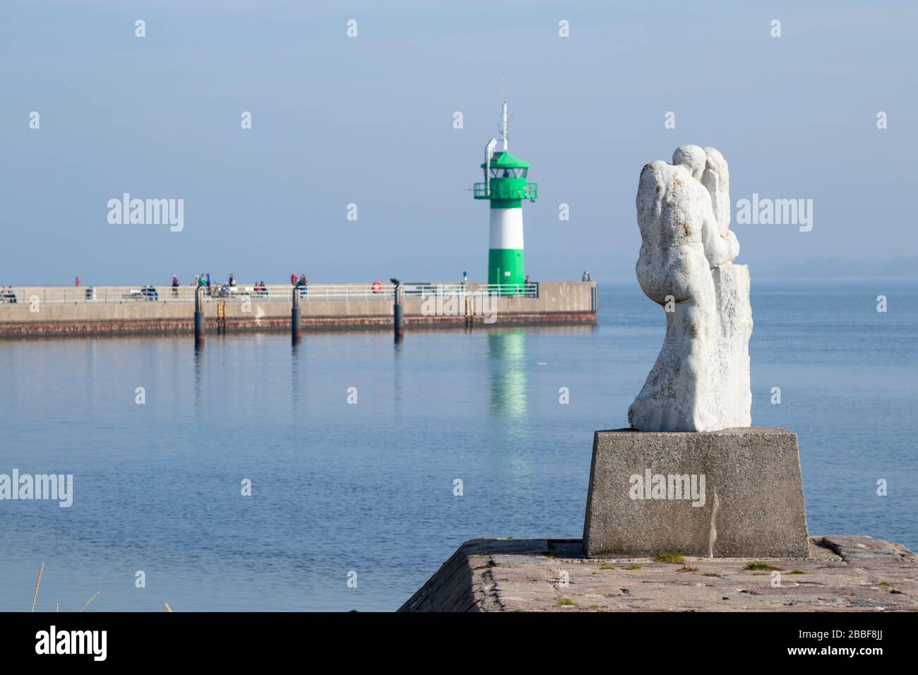 Lübeck-Travemünde, Deutschland - 10. Oktober 2018: Leuchtturm und Statue von Travemünde. Ein Touristenmagnet für Ostsee-Urlauber. Leuchtturm und Statue Stockfoto
