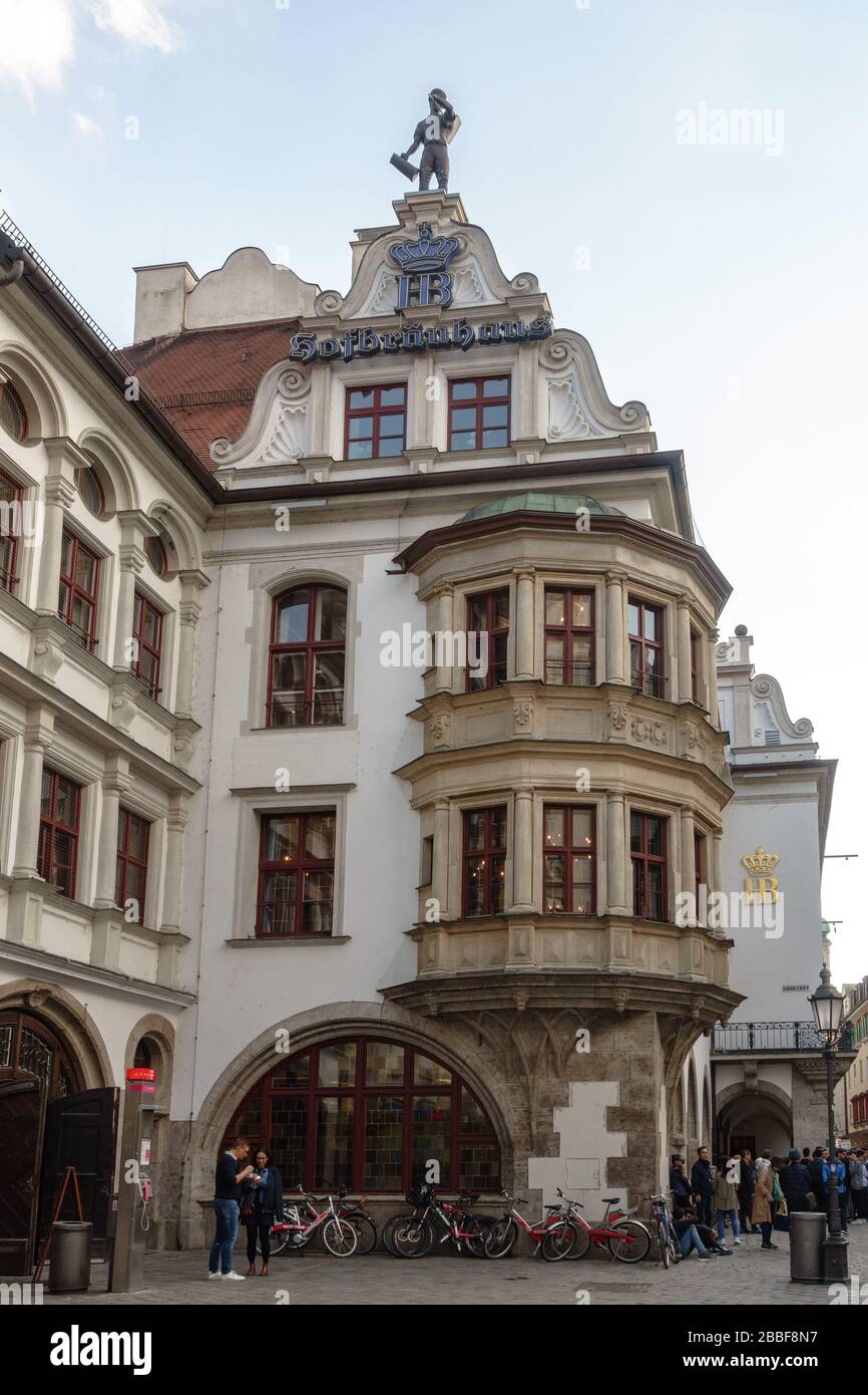 Die Fassade des Hofbräuhauses in München an einem sonnigen Frühlingstag Stockfoto