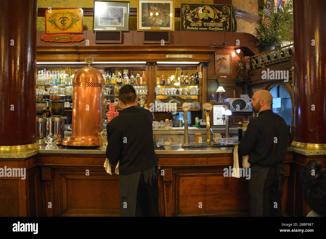 Buenos Aires, Argentinien: Blick auf zwei Kellner des Cafés Tortoni, um die Bestellungen für die Kunden vorzubereiten, die an der Tradition stehen Stockfoto