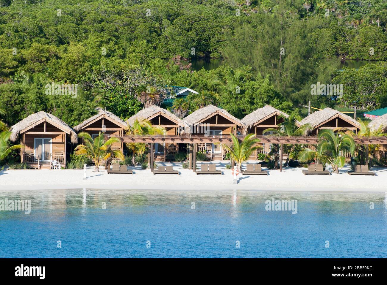 Luftbild des leeren Mahagoni Bay Beach am Ende des Tages auf der Insel Roatan (Honduras). Stockfoto