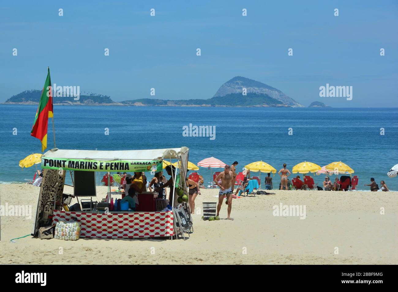 Rio de Janeiro, Brasilien-Februar 2019; Blick auf den Strand von Ipanema mit Sonnenbädern, winkenden Flaggen und einem Stand für Limonade Stockfoto