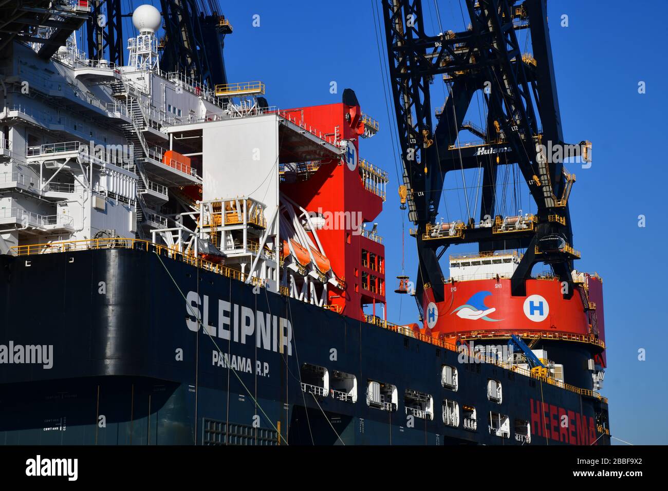 Nahansicht der oberen Plattform angedockte Offshore-Plattform, größtes Kranschiff der Welt (Sleipnir) mit Produkt Stockfoto
