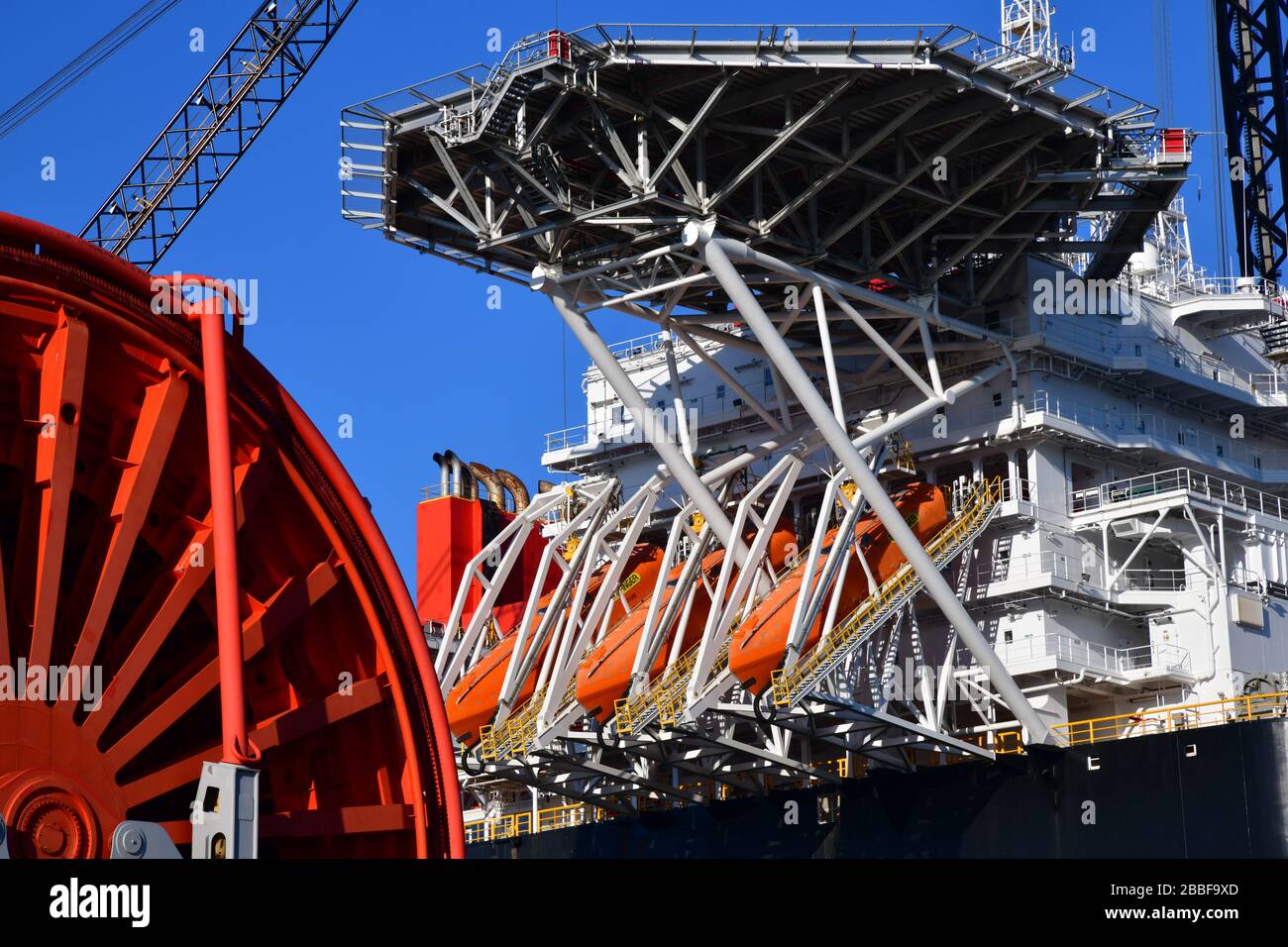 Geringer Winkel Nahaufnahme von Fluchtbooten und Hubschrauberplattform der Offshore-Plattform, dem größten Kranschiff der Welt Stockfoto