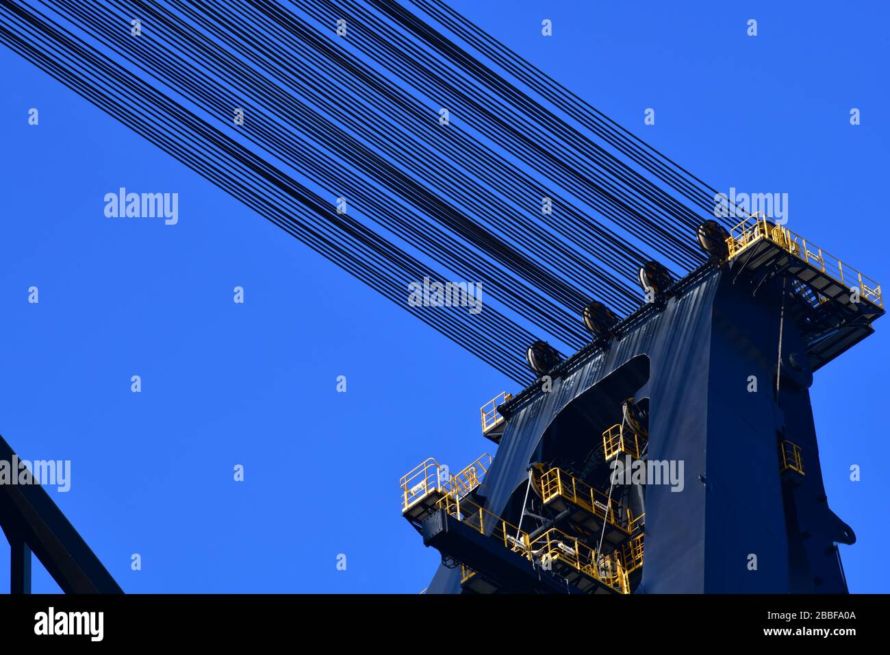 Rotterdam, der Netherlands-März 2020: Tiefwinkel-Nahaufnahme des obersten Abschnitts des Riesenkrans mit Kabeln der Offshore-Plattform, dem größten Kranschiff in Stockfoto