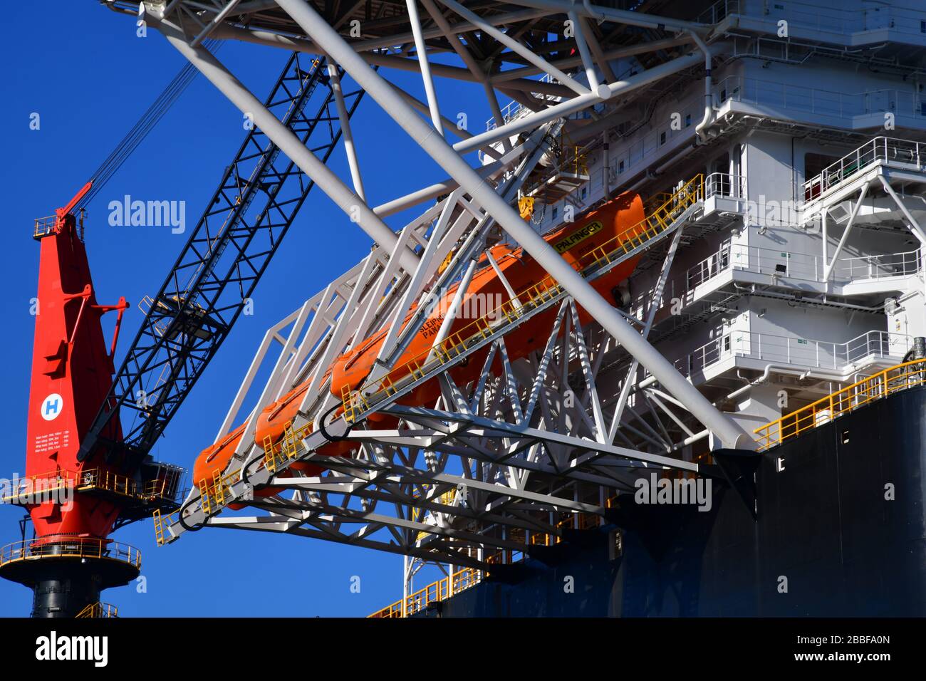 Rotterdam, Niederlande-März 2020: Nahansicht der Fluchtboote im Tiefwinkel Offshore Plattform, größtes Kranschiff der Welt (Sleipnir) Stockfoto