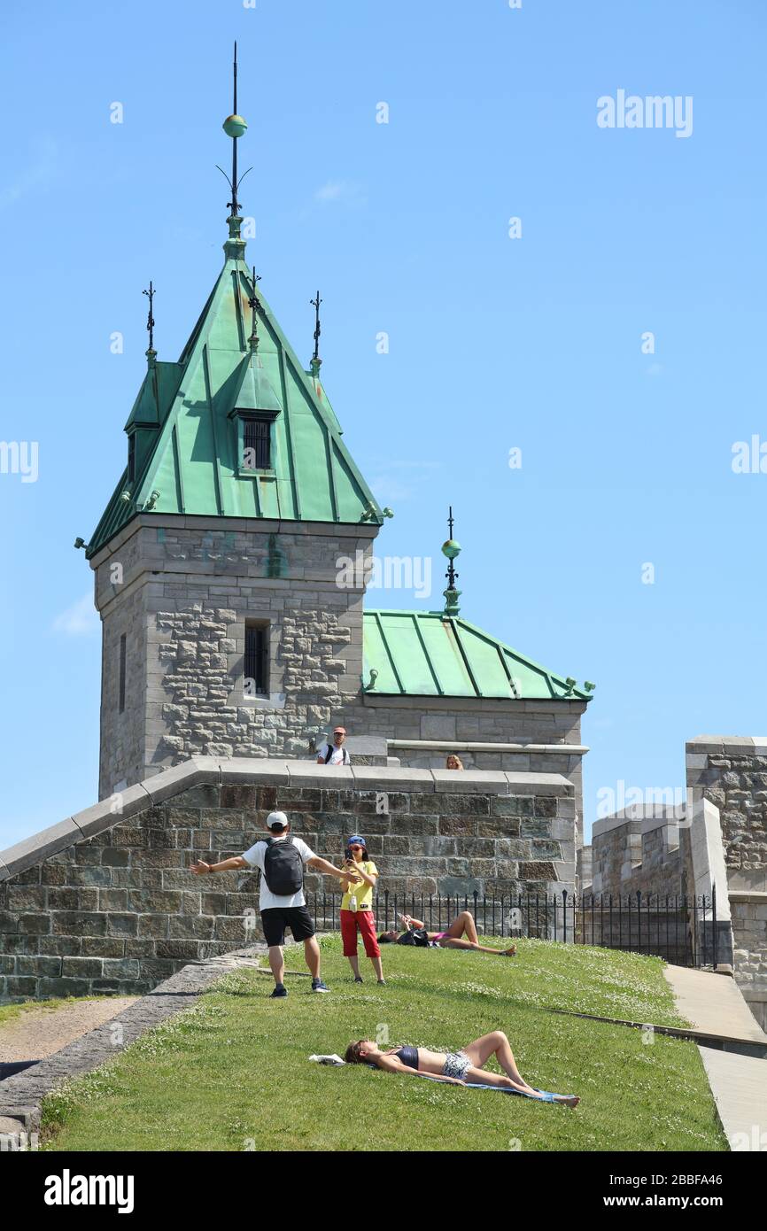 Touristen und Sonnenanbeter auf einem Wall neben der Kent Gate Steg (auch bekannt als Dauphine-Tor), Befestigungsanlagen von Quebec, Oberstadt, Quebec City, Provinz Quebec, Kanada Stockfoto