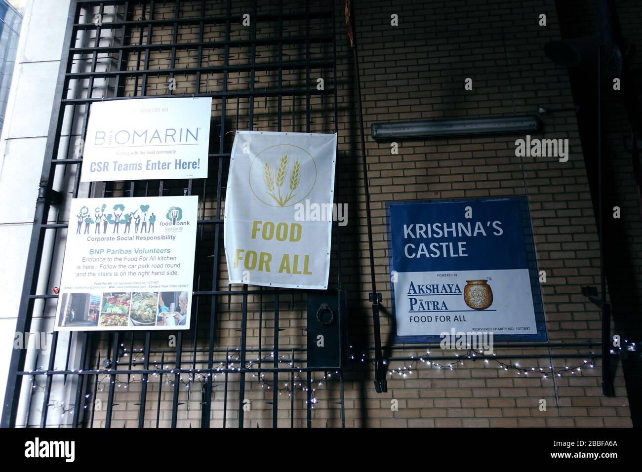 London, Großbritannien. März 2020. Freiwillige im Krishna Castle, Holborn, angeführt von Parasurama das, bereiten am selben Tag etwa 1000 Mahlzeiten für die Verteilung an Londons Obdachlose und verletzliche vor. Einer der Abschlagpunkte für vorgepackte Mahlzeiten ist ein Platz unterhalb des Tottenham Spurs Stadium, das als Lebensmittel-Drehscheibe genutzt wird, der ersten Community-Drehscheibe, die überschüssige Lebensmittel an die Londoner liefert. © Simon King/Alamy Live News Stockfoto