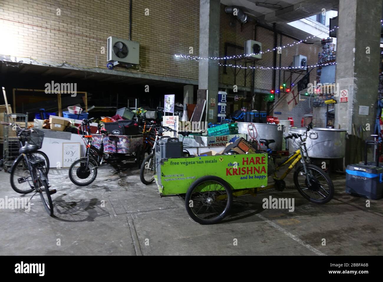 London, Großbritannien. März 2020. Freiwillige im Krishna Castle, Holborn, angeführt von Parasurama das, bereiten am selben Tag etwa 1000 Mahlzeiten für die Verteilung an Londons Obdachlose und verletzliche vor. Einer der Abschlagpunkte für vorgepackte Mahlzeiten ist ein Platz unterhalb des Tottenham Spurs Stadium, das als Lebensmittel-Drehscheibe genutzt wird, der ersten Community-Drehscheibe, die überschüssige Lebensmittel an die Londoner liefert. © Simon King/Alamy Live News Stockfoto