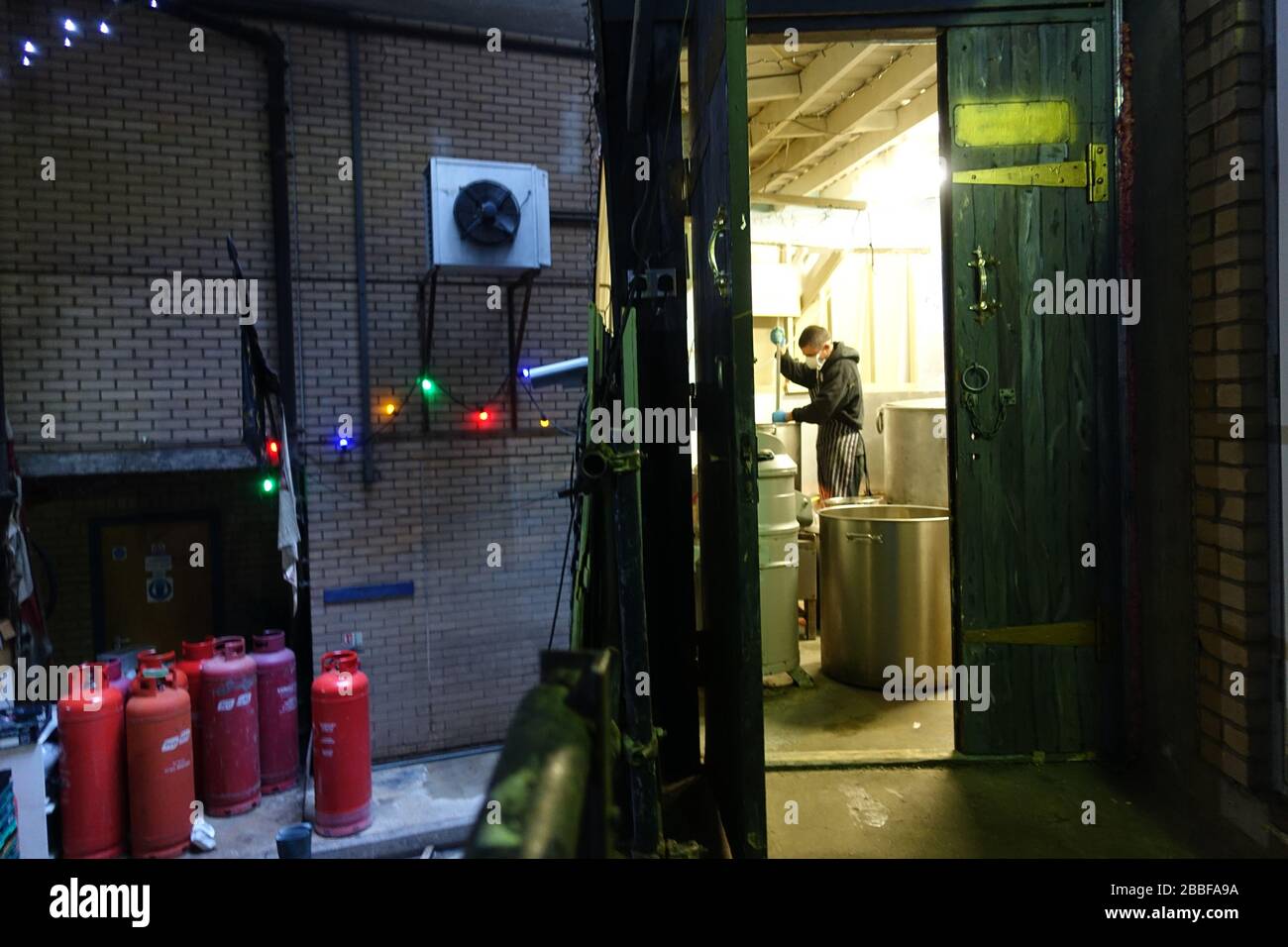 London, Großbritannien. März 2020. Freiwillige im Krishna Castle, Holborn, angeführt von Parasurama das, bereiten am selben Tag etwa 1000 Mahlzeiten für die Verteilung an Londons Obdachlose und verletzliche vor. Einer der Abschlagpunkte für vorgepackte Mahlzeiten ist ein Platz unterhalb des Tottenham Spurs Stadium, das als Lebensmittel-Drehscheibe genutzt wird, der ersten Community-Drehscheibe, die überschüssige Lebensmittel an die Londoner liefert. © Simon King/Alamy Live News Stockfoto