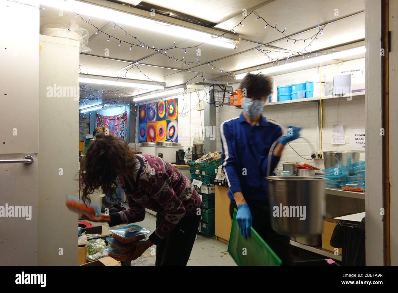 London, Großbritannien. März 2020. Freiwillige im Krishna Castle, Holborn, angeführt von Parasurama das, bereiten am selben Tag etwa 1000 Mahlzeiten für die Verteilung an Londons Obdachlose und verletzliche vor. Einer der Abschlagpunkte für vorgepackte Mahlzeiten ist ein Platz unterhalb des Tottenham Spurs Stadium, das als Lebensmittel-Drehscheibe genutzt wird, der ersten Community-Drehscheibe, die überschüssige Lebensmittel an die Londoner liefert. © Simon King/Alamy Live News Stockfoto