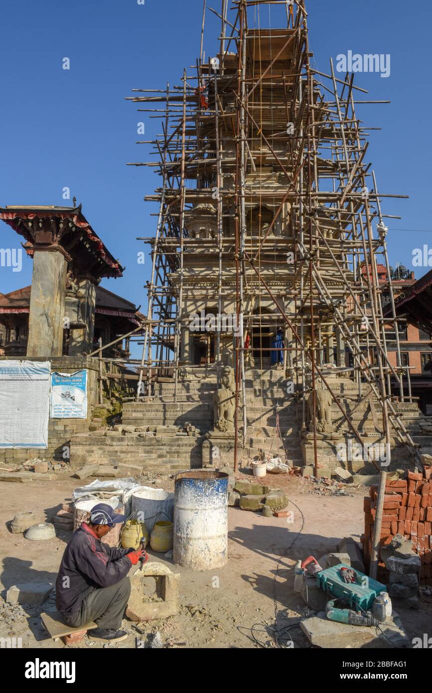 Bhaktapur, Nepal - 28. Januar 2020: Menschen bauen nach dem Erdbeben in Bhaktapur auf Nepal einen Tempel um Stockfoto