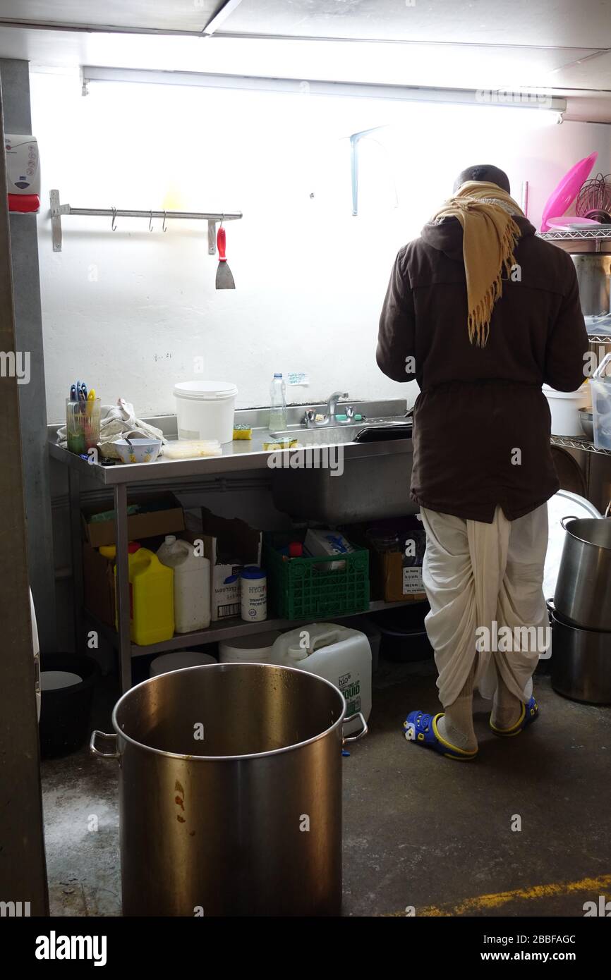 London, Großbritannien. März 2020. Freiwillige im Krishna Castle, Holborn, angeführt von Parasurama das, bereiten am selben Tag etwa 1000 Mahlzeiten für die Verteilung an Londons Obdachlose und verletzliche vor. Einer der Abschlagpunkte für vorgepackte Mahlzeiten ist ein Platz unterhalb des Tottenham Spurs Stadium, das als Lebensmittel-Drehscheibe genutzt wird, der ersten Community-Drehscheibe, die überschüssige Lebensmittel an die Londoner liefert. © Simon King/Alamy Live News Stockfoto