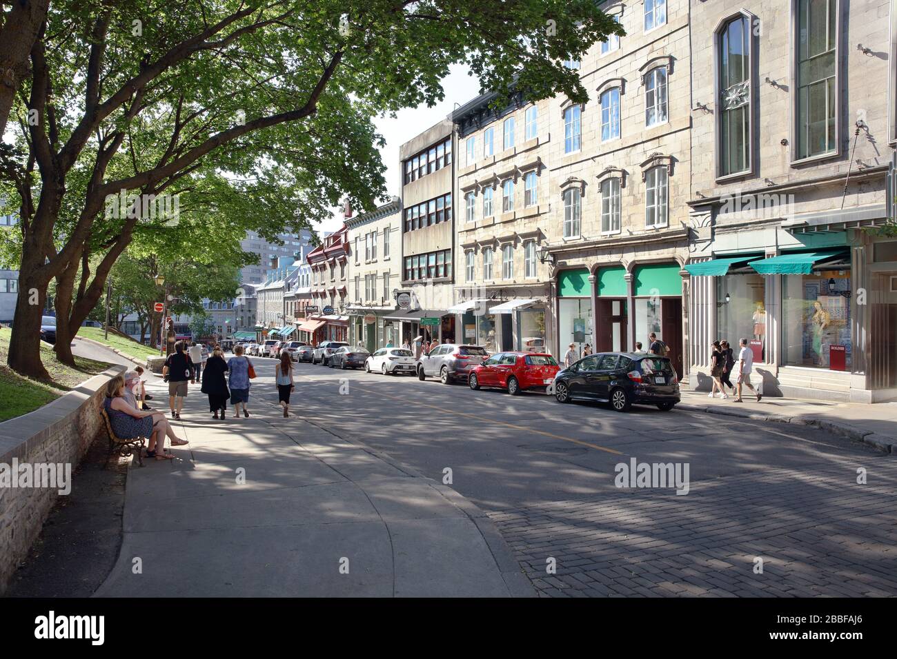 Von Bäumen gesäumter Abschnitt der Rue Saint-Jean (St. John St.) neben dem Rathaus von Quebec. An Sommerwochenenden und bei Festivals ist die Straße für den Fahrzeugverkehr gesperrt und für Fußgänger, Oberstadt, Quebec City, Provinz Quebec, Kanada, übereignet Stockfoto