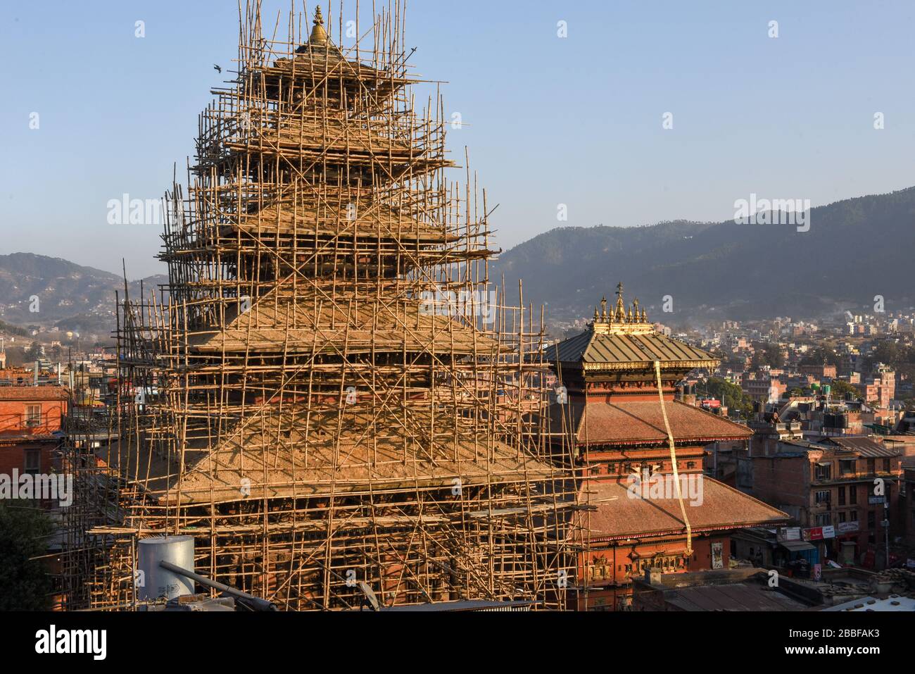 Wiederaufbau eines Tempels nach dem Erdbeben in Bhaktapur in Nepal Stockfoto