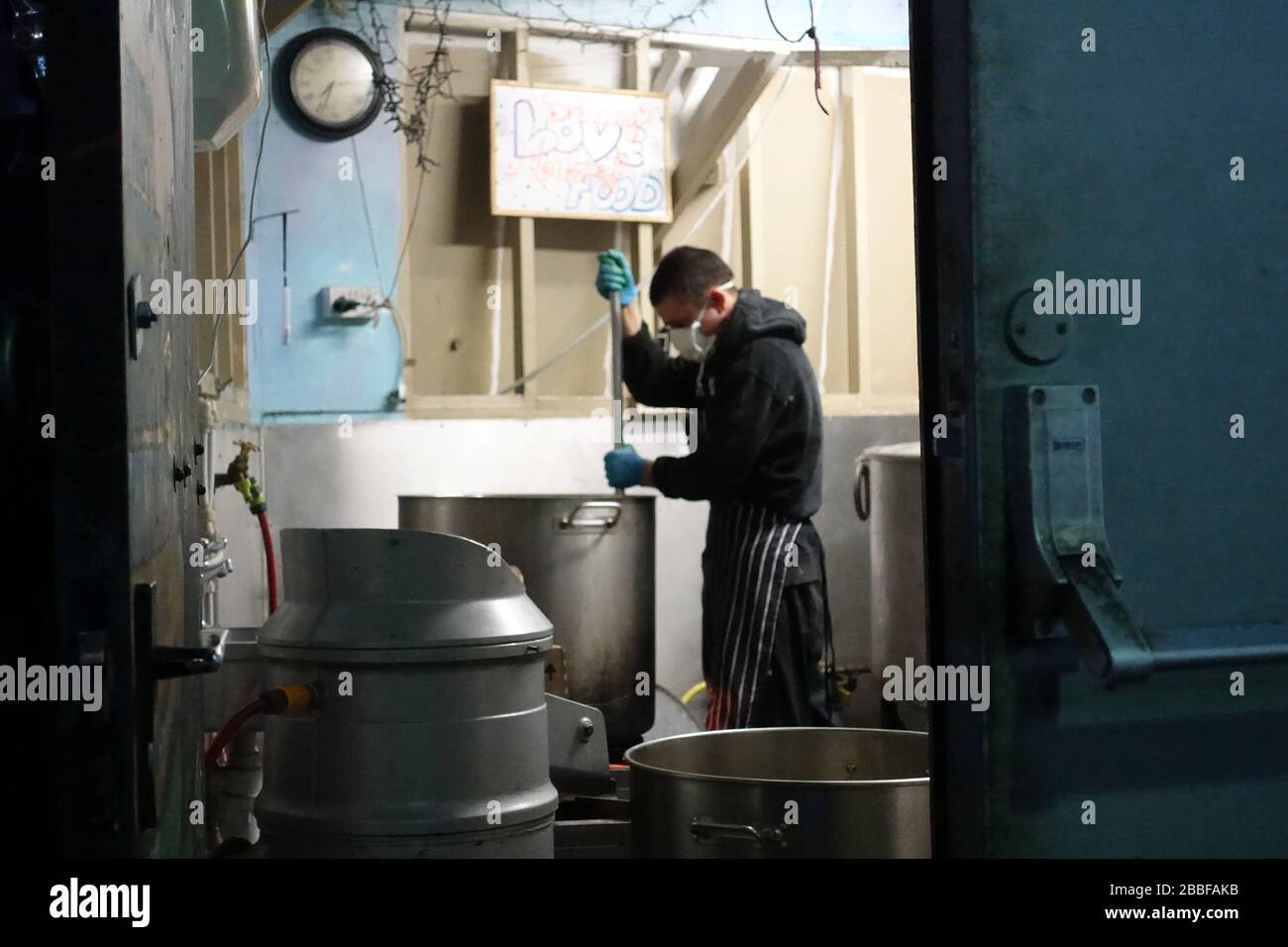 London, Großbritannien. März 2020. Freiwillige im Krishna Castle, Holborn, angeführt von Parasurama das, bereiten am selben Tag etwa 1000 Mahlzeiten für die Verteilung an Londons Obdachlose und verletzliche vor. Einer der Abschlagpunkte für vorgepackte Mahlzeiten ist ein Platz unterhalb des Tottenham Spurs Stadium, das als Lebensmittel-Drehscheibe genutzt wird, der ersten Community-Drehscheibe, die überschüssige Lebensmittel an die Londoner liefert. © Simon King/Alamy Live News Stockfoto
