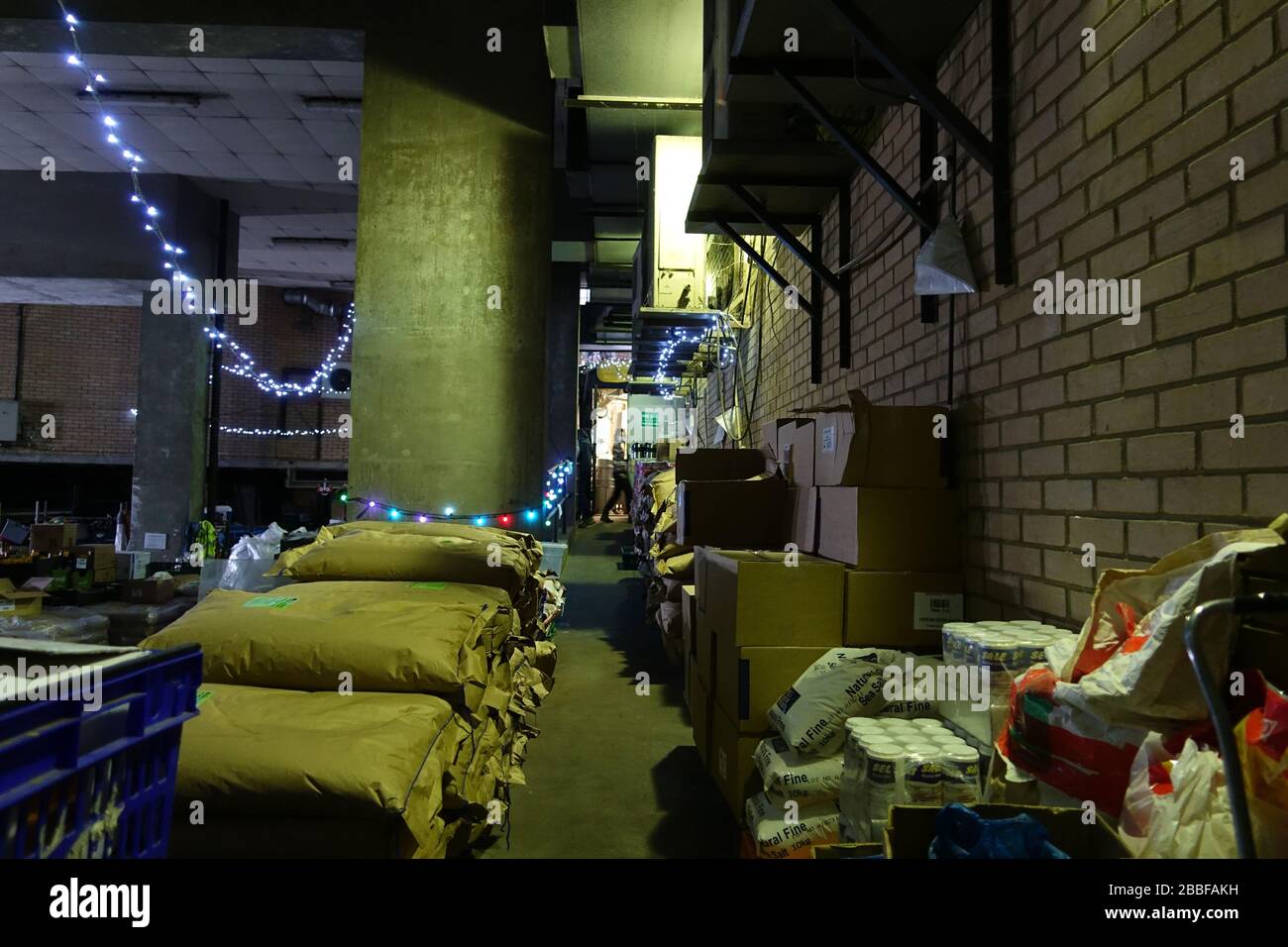 London, Großbritannien. März 2020. Freiwillige im Krishna Castle, Holborn, angeführt von Parasurama das, bereiten am selben Tag etwa 1000 Mahlzeiten für die Verteilung an Londons Obdachlose und verletzliche vor. Einer der Abschlagpunkte für vorgepackte Mahlzeiten ist ein Platz unterhalb des Tottenham Spurs Stadium, das als Lebensmittel-Drehscheibe genutzt wird, der ersten Community-Drehscheibe, die überschüssige Lebensmittel an die Londoner liefert. © Simon King/Alamy Live News Stockfoto