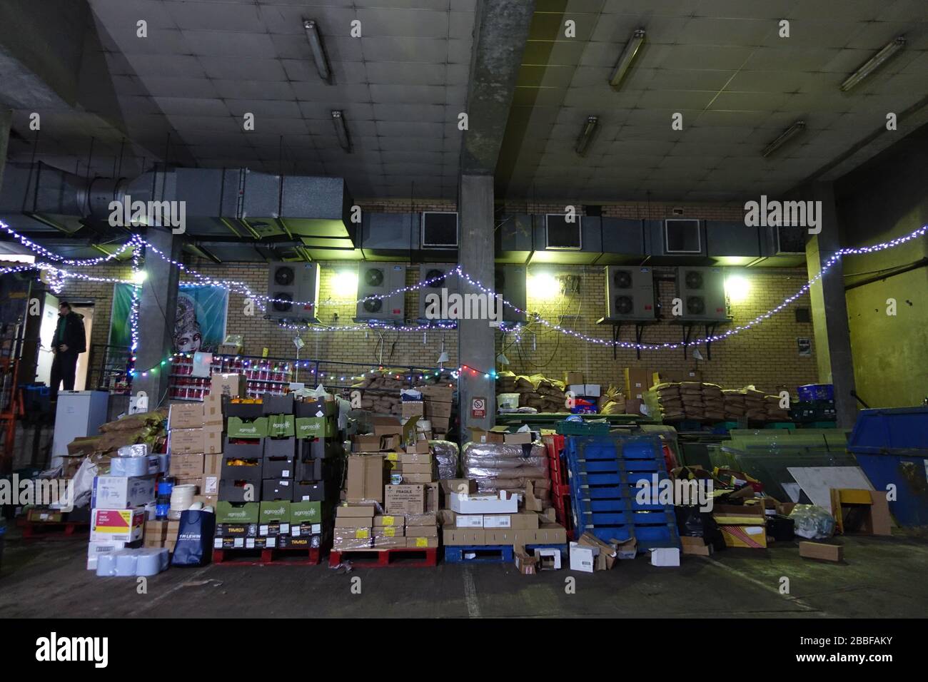 London, Großbritannien. März 2020. Freiwillige im Krishna Castle, Holborn, angeführt von Parasurama das, bereiten am selben Tag etwa 1000 Mahlzeiten für die Verteilung an Londons Obdachlose und verletzliche vor. Einer der Abschlagpunkte für vorgepackte Mahlzeiten ist ein Platz unterhalb des Tottenham Spurs Stadium, das als Lebensmittel-Drehscheibe genutzt wird, der ersten Community-Drehscheibe, die überschüssige Lebensmittel an die Londoner liefert. © Simon King/Alamy Live News Stockfoto