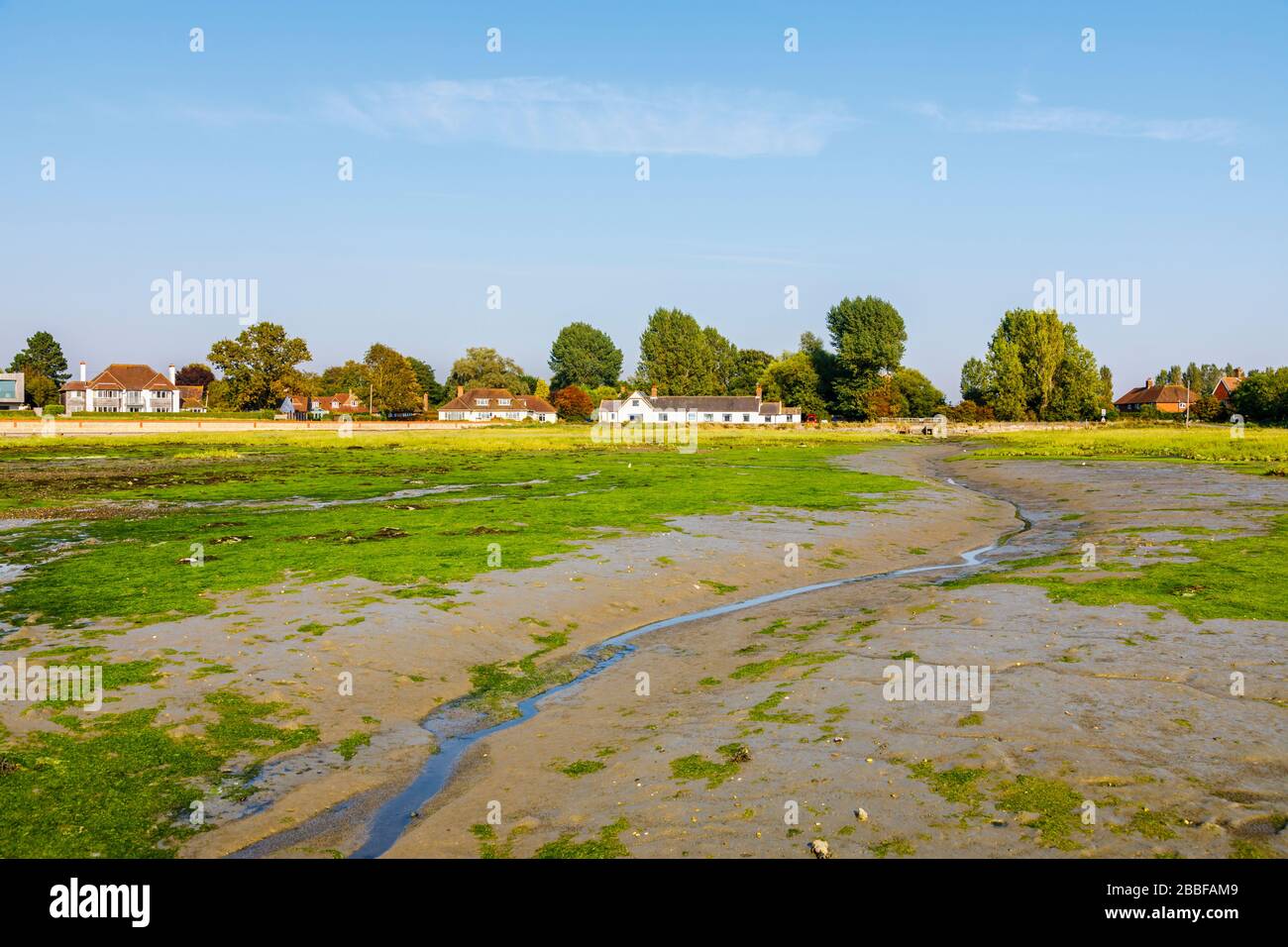 Blick auf die Gebäude an der Shore Road über die Lehmwohnungen bei Ebbe, Bosham, ein Küstendorf am Chichester Harbour, West Sussex, Südengland Stockfoto