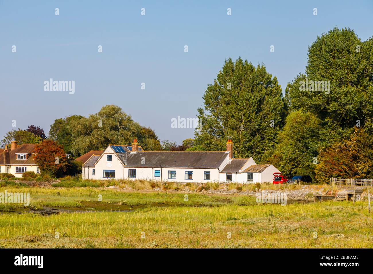 Vorderansicht des Gebäudes der National School 1834, Bosham, ein Küstendorf an der Südküste bei Chichester, West Sussex, Südengland, Großbritannien Stockfoto