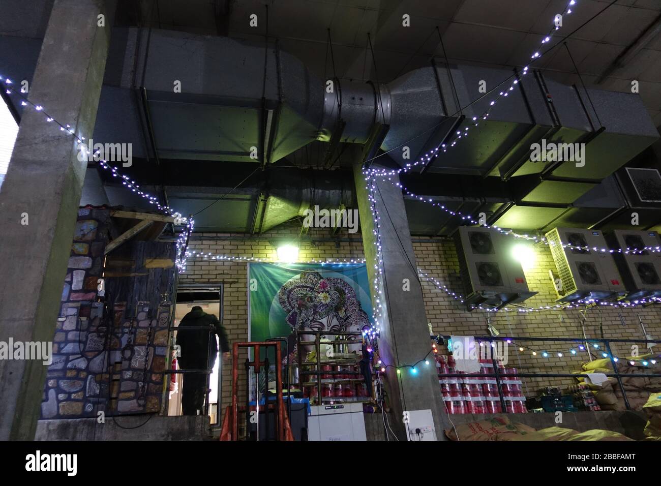 London, Großbritannien. März 2020. Freiwillige im Krishna Castle, Holborn, angeführt von Parasurama das, bereiten am selben Tag etwa 1000 Mahlzeiten für die Verteilung an Londons Obdachlose und verletzliche vor. Einer der Abschlagpunkte für vorgepackte Mahlzeiten ist ein Platz unterhalb des Tottenham Spurs Stadium, das als Lebensmittel-Drehscheibe genutzt wird, der ersten Community-Drehscheibe, die überschüssige Lebensmittel an die Londoner liefert. © Simon King/Alamy Live News Stockfoto