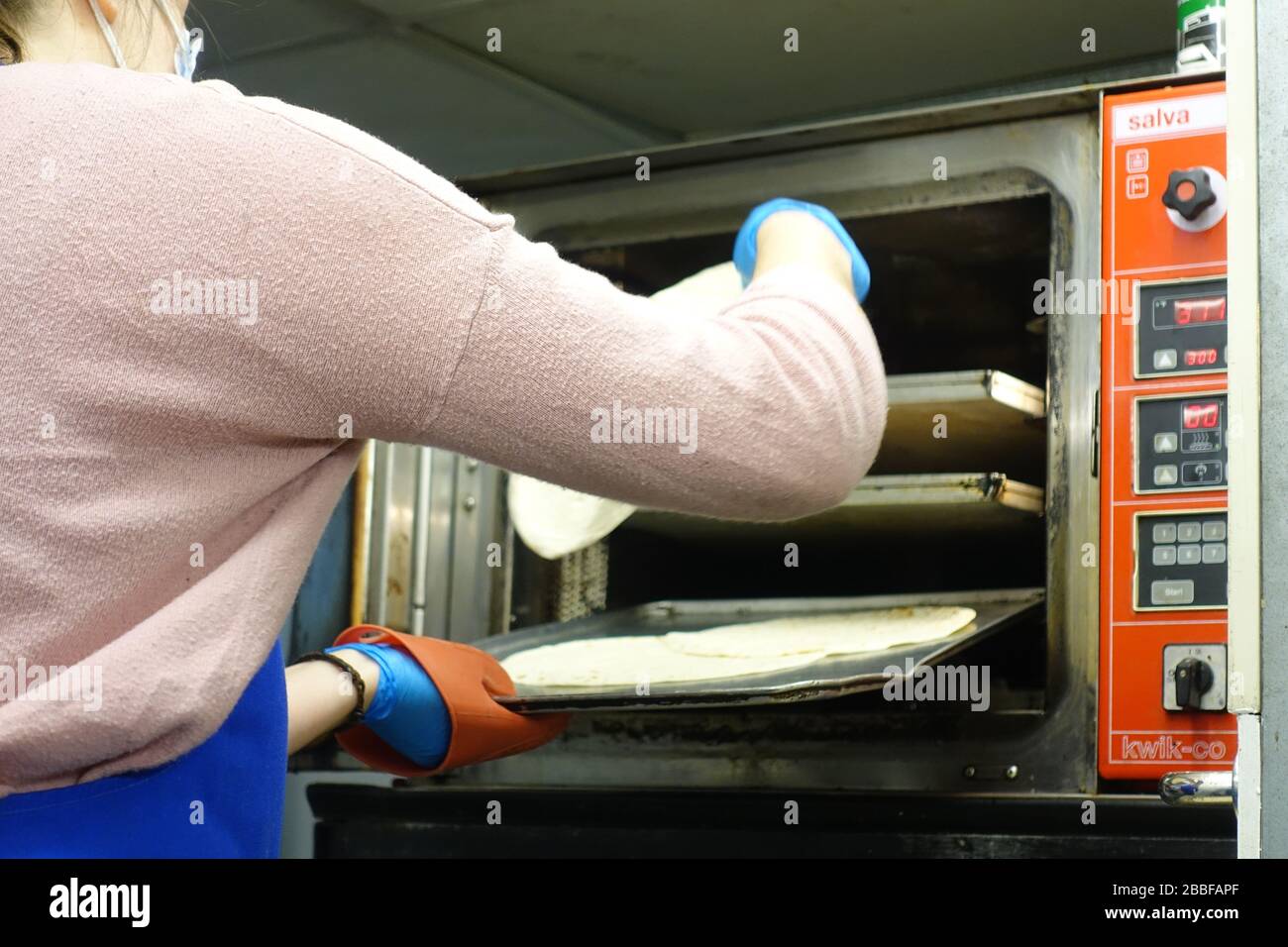 London, Großbritannien. März 2020. Freiwillige im Krishna Castle, Holborn, angeführt von Parasurama das, bereiten am selben Tag etwa 1000 Mahlzeiten für die Verteilung an Londons Obdachlose und verletzliche vor. Einer der Abschlagpunkte für vorgepackte Mahlzeiten ist ein Platz unterhalb des Tottenham Spurs Stadium, das als Lebensmittel-Drehscheibe genutzt wird, der ersten Community-Drehscheibe, die überschüssige Lebensmittel an die Londoner liefert. © Simon King/Alamy Live News Stockfoto