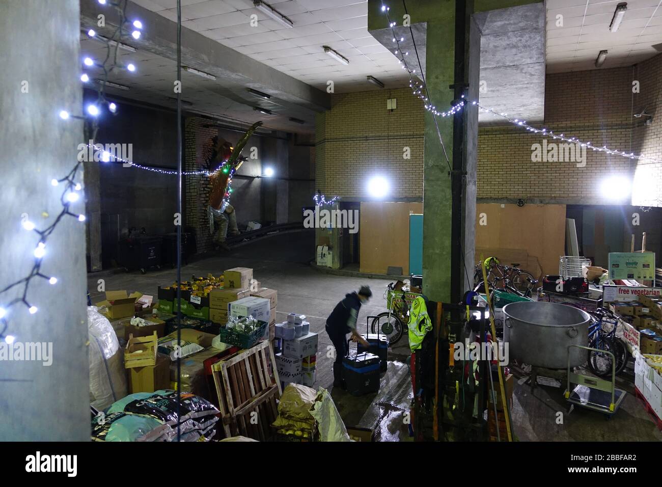 London, Großbritannien. März 2020. Freiwillige im Krishna Castle, Holborn, angeführt von Parasurama das, bereiten am selben Tag etwa 1000 Mahlzeiten für die Verteilung an Londons Obdachlose und verletzliche vor. Einer der Abschlagpunkte für vorgepackte Mahlzeiten ist ein Platz unterhalb des Tottenham Spurs Stadium, das als Lebensmittel-Drehscheibe genutzt wird, der ersten Community-Drehscheibe, die überschüssige Lebensmittel an die Londoner liefert. © Simon King/Alamy Live News Stockfoto