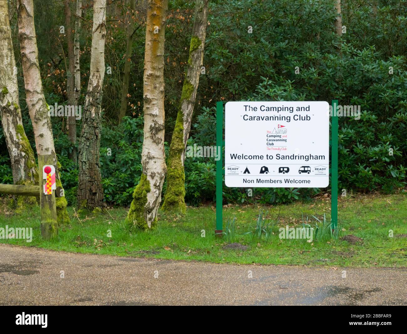 Das Eintrittsschild für den Camping and Caravanning Club befindet sich auf der Sandringham Estate Site, Norfolk, Großbritannien Stockfoto